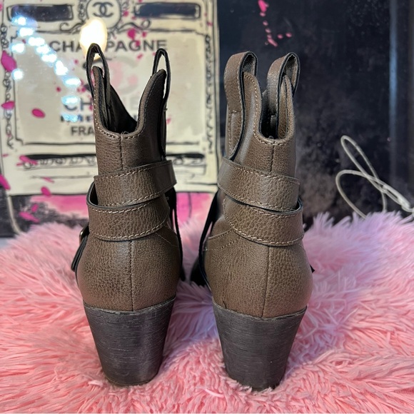 Unleashed by rocket dog western ankle boots with a chunky heel. Women’s size 7. - Picture 4 of 6